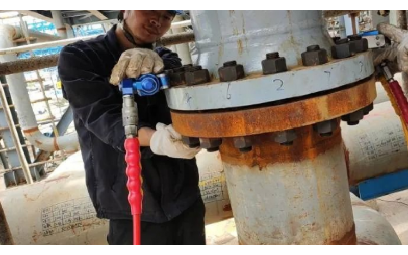 冶金余热回收设备螺栓安装预紧选用KWZKod网页版入口_OD（中国）官方液压力矩扳手